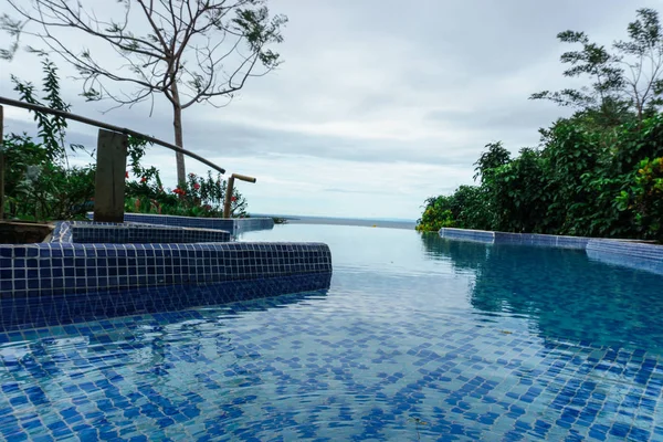 Isla de Ometepe, Nikaragua yüzme havuzundan güzel göl manzaralı otel