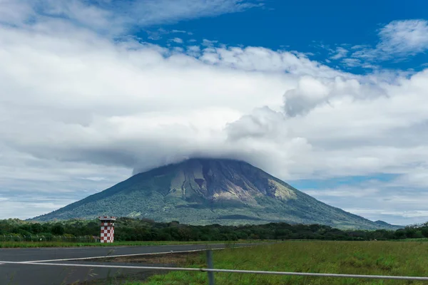 Isla de Ometepe, Nikaragua'yanardağ giden yol