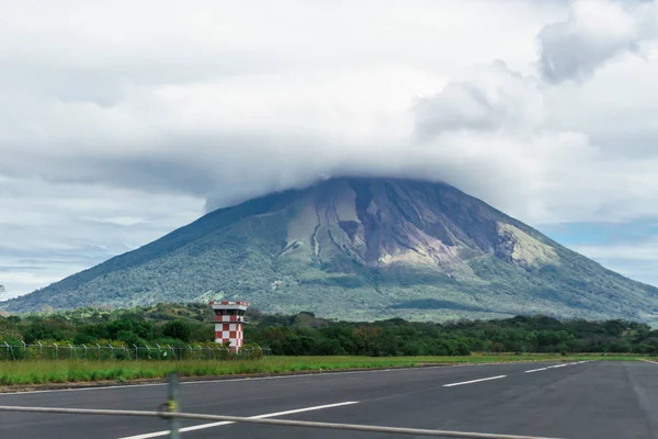 Isla de Ometepe, Nikaragua'yanardağ giden yol