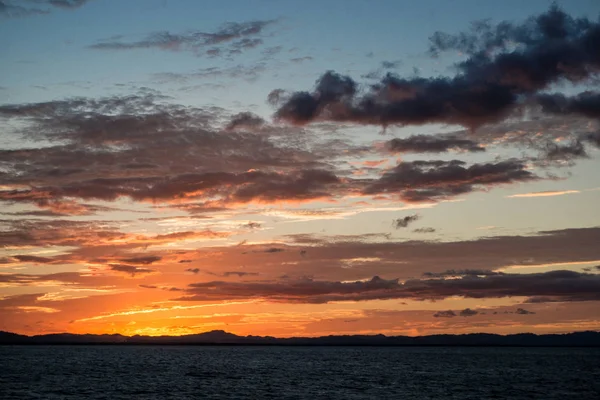 赤効果でビーチの夕日 — ストック写真