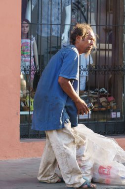 Leon, Leon, Nikaragua - 10 Mart 2018: adam kıt kaynakların geri dönüşüm plastik Nikaragua.