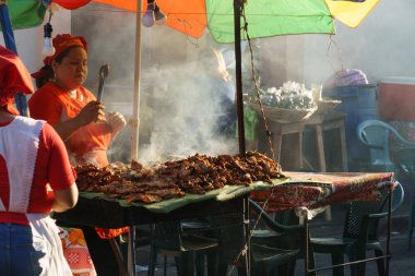 Leon, Leon, Nikaragua - 10 Mart 2018: sokak tipik yemek pişirme Nikaragualı kadınlar