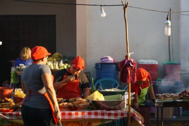 Leon, Leon, Nikaragua - 10 Mart 2018: adam kıt kaynakların geri dönüşüm plastik Nikaragua.