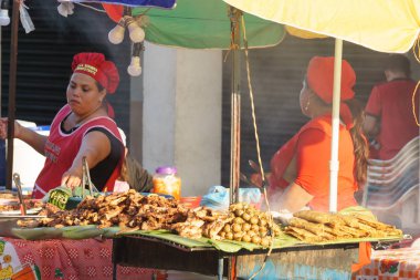 Leon, Leon, Nikaragua - 10 Mart 2018: adam kıt kaynakların geri dönüşüm plastik Nikaragua.