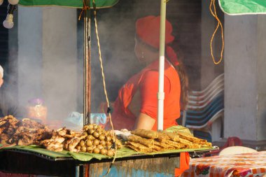 Leon, Leon, Nikaragua - 10 Mart 2018: adam kıt kaynakların geri dönüşüm plastik Nikaragua.