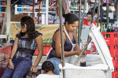Leon, Leon, Nikaragua - 10 Mart 2018: adam kıt kaynakların geri dönüşüm plastik Nikaragua.