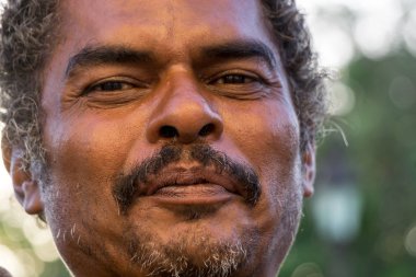 Leon, Leon, Nikaragua - 10 Mart 2018: sokakta satış renkli adam