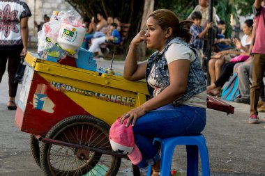Leon, Leon, Nikaragua - 10 Mart 2018: adam kıt kaynakların geri dönüşüm plastik Nikaragua.