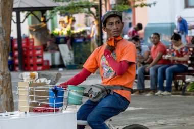 Leon, Leon, Nikaragua - 10 Mart 2018: adam kıt kaynakların geri dönüşüm plastik Nikaragua.