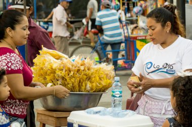 Leon, Nikaragua - 10 Mart 2018: Nikaragua kadın sokakta satış kıt kaynakların