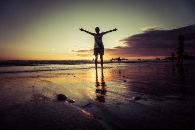 Kadın sunset Beach, Yalı açık kollarına kızla silüeti. Özgürlük kavramı