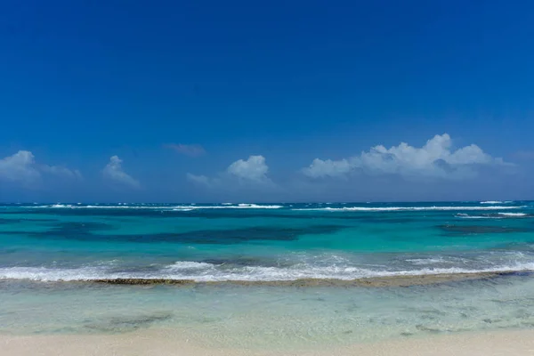 ชายหาดเกาะข าวโพดท สวยงาม คาราก าเทอร ควอยส และท องฟ ดเจน — ภาพถ่ายสต็อก