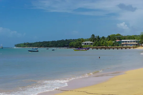 Uitzicht Het Strand Met Heldere Luchten Kano Aan Kust — Stockfoto