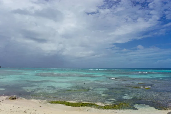 Vista Playa Con Cielos Despejados Canoas Orilla —  Fotos de Stock