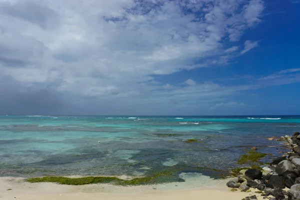 島のビーチのニカラグア 青緑色の水と澄み切った空を美しいトウモロコシ — ストック写真