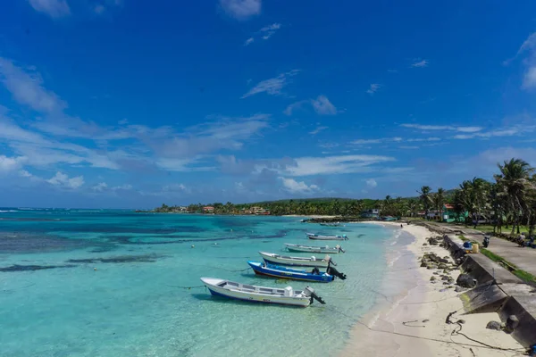 Vista Sulla Spiaggia Con Cieli Limpidi Canoe Sulla Riva — Foto Stock