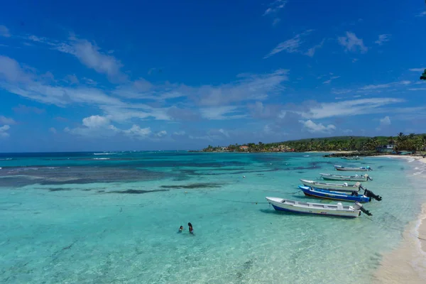 Vista Sulla Spiaggia Con Cieli Limpidi Canoe Sulla Riva — Foto Stock