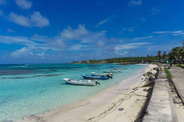 Vista Playa Con Cielos Despejados Canoas Orilla — Foto de Stock