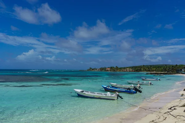 Vue Sur Plage Avec Ciel Dégagé Canots Sur Rivage — Photo