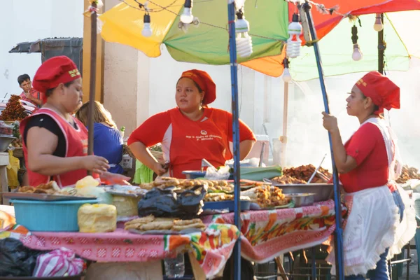 Leon Leon Nicaragua Maart 2018 Nicaraguaanse Vrouwen Koken Typische Straatvoedsel — Stockfoto