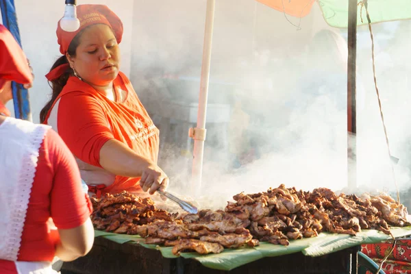 León Nicaragua Marzo 2018 Mujer Nicaragüense Cocinando Calle Comida Típica — Foto de Stock