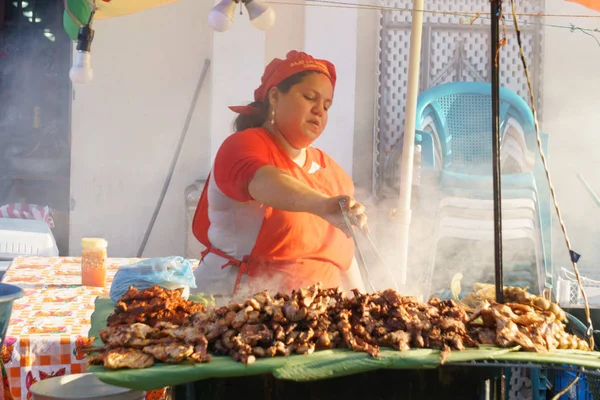 Leon, Nikaragua - Mart 10,2018: Nikaragua kadın sokak tipik yemek pişirme