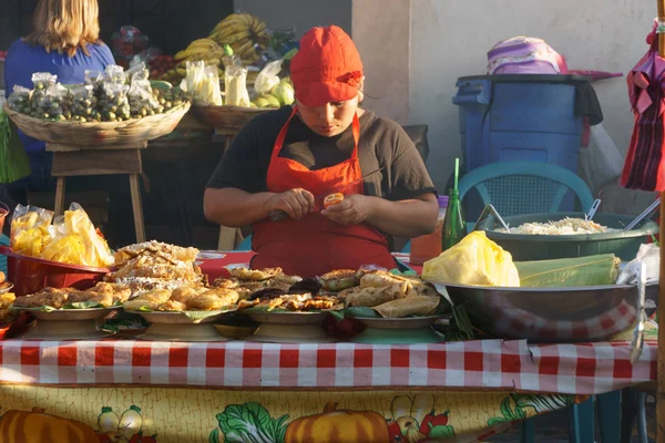 Leon Leon Nicaragua Maart 2018 Nicaraguaanse Vrouwen Koken Typische Straatvoedsel — Stockfoto