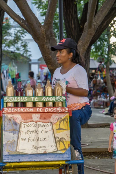 Leon, Nikaragua - 10 Mart 2018: Nikaragua kadın sokakta satış kıt kaynakların