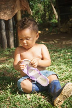 Las Terrazas, Küba - 28 Aralık 2016: çocuk Las Terrazas, pinar del rio bölge üzerinden kırsal evde.