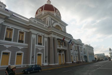 Vinales, Küba - 29 Aralık 2016: satan sarımsak ve ananas Bisiklet sokakta.