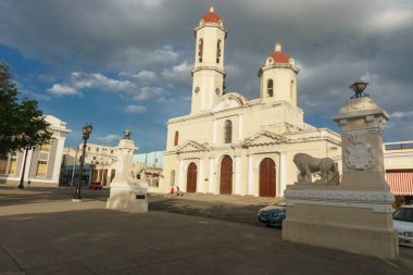 Vinales, Küba - 29 Aralık 2016: satan sarımsak ve ananas Bisiklet sokakta.