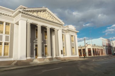 Vinales, Küba - 29 Aralık 2016: satan sarımsak ve ananas Bisiklet sokakta.