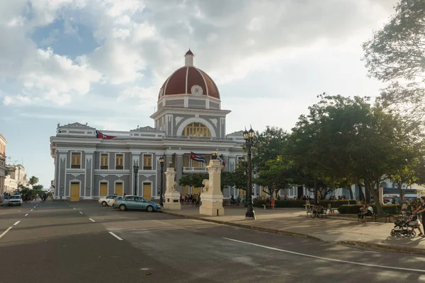 Cienfuegos Cuba Diciembre 2016 Vista Del Parque Central Con Edificio — Foto de Stock