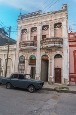 Cienfuegos, Cuba - 31 Aralık 2016: Vintage klasik Amerikan otomobil bir sokakta park edilmiş.