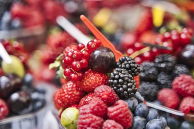 Böğürtlen, ahududu, yabanmersini, plastik bardakta böğürtlen karışımı. Seçici odak