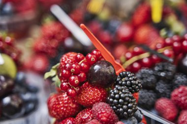 Böğürtlen, ahududu, yabanmersini, plastik bardakta böğürtlen karışımı. Seçici odak
