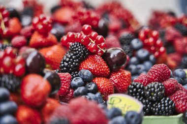 Organik sokak pazarında çeşitli taze meyveler. Kapat.