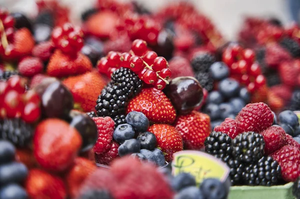 Organik sokak pazarında çeşitli taze meyveler. Kapat.