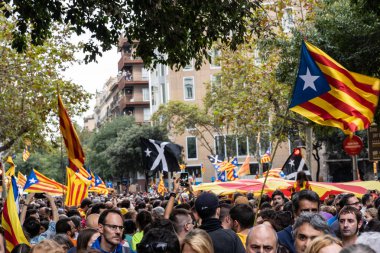 Barselona, İspanya ~ 18 Ekim 2019: siyasi tutukluların serbest bırakılması için barışçıl bir gösteri yapan insanlar