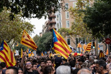 Barselona, İspanya ~ 18 Ekim 2019: siyasi tutukluların serbest bırakılması için barışçıl bir gösteri yapan insanlar