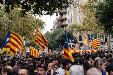 Barselona, İspanya ~ 18 Ekim 2019: siyasi tutukluların serbest bırakılması için barışçıl bir gösteri yapan insanlar