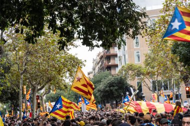 Barselona, İspanya ~ 18 Ekim 2019: siyasi tutukluların serbest bırakılması için barışçıl bir gösteri yapan insanlar