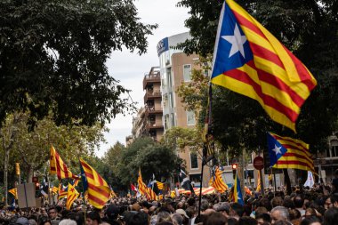 Barselona, İspanya ~ 18 Ekim 2019: siyasi tutukluların serbest bırakılması için barışçıl bir gösteri yapan insanlar