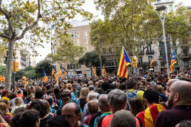 Barselona, İspanya ~ 18 Ekim 2019: siyasi tutukluların serbest bırakılması için barışçıl bir gösteri yapan insanlar