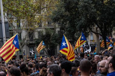 Barselona, İspanya ~ 18 Ekim 2019: siyasi tutukluların serbest bırakılması için barışçıl bir gösteri yapan insanlar