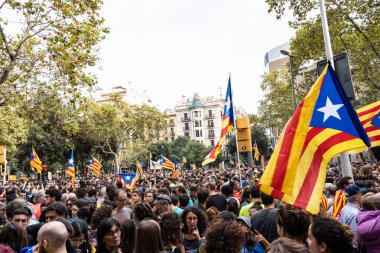 Barselona, İspanya ~ 18 Ekim 2019: siyasi tutukluların serbest bırakılması için barışçıl bir gösteri yapan insanlar