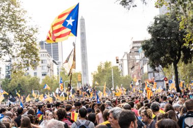 Barselona, İspanya ~ 18 Ekim 2019: siyasi tutukluların serbest bırakılması için barışçıl bir gösteri yapan insanlar