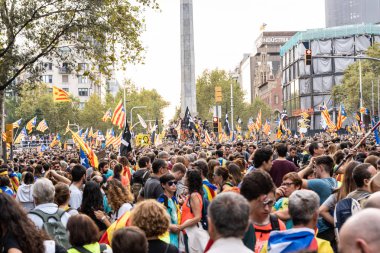 Barselona, İspanya ~ 18 Ekim 2019: siyasi tutukluların serbest bırakılması için barışçıl bir gösteri yapan insanlar