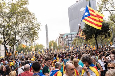 Barselona, İspanya ~ 18 Ekim 2019: siyasi tutukluların serbest bırakılması için barışçıl bir gösteri yapan insanlar