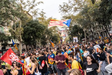 Barselona, İspanya ~ 18 Ekim 2019: siyasi tutukluların serbest bırakılması için barışçıl bir gösteri yapan insanlar